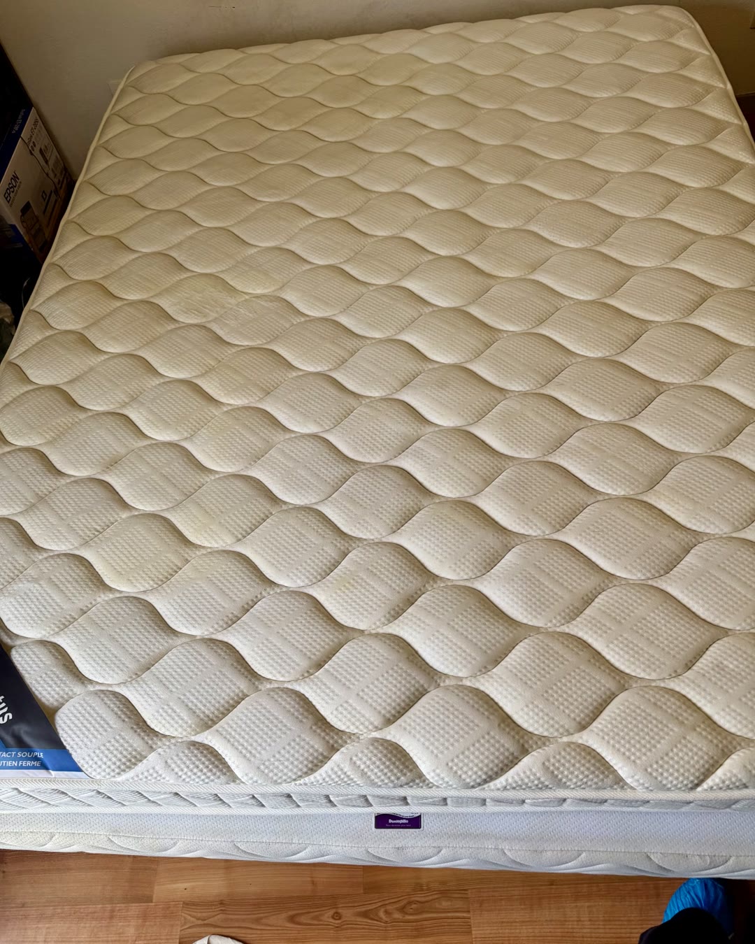 Taches jaunes sur un matelas : face 2 d’un matelas 2 places, après nettoyage