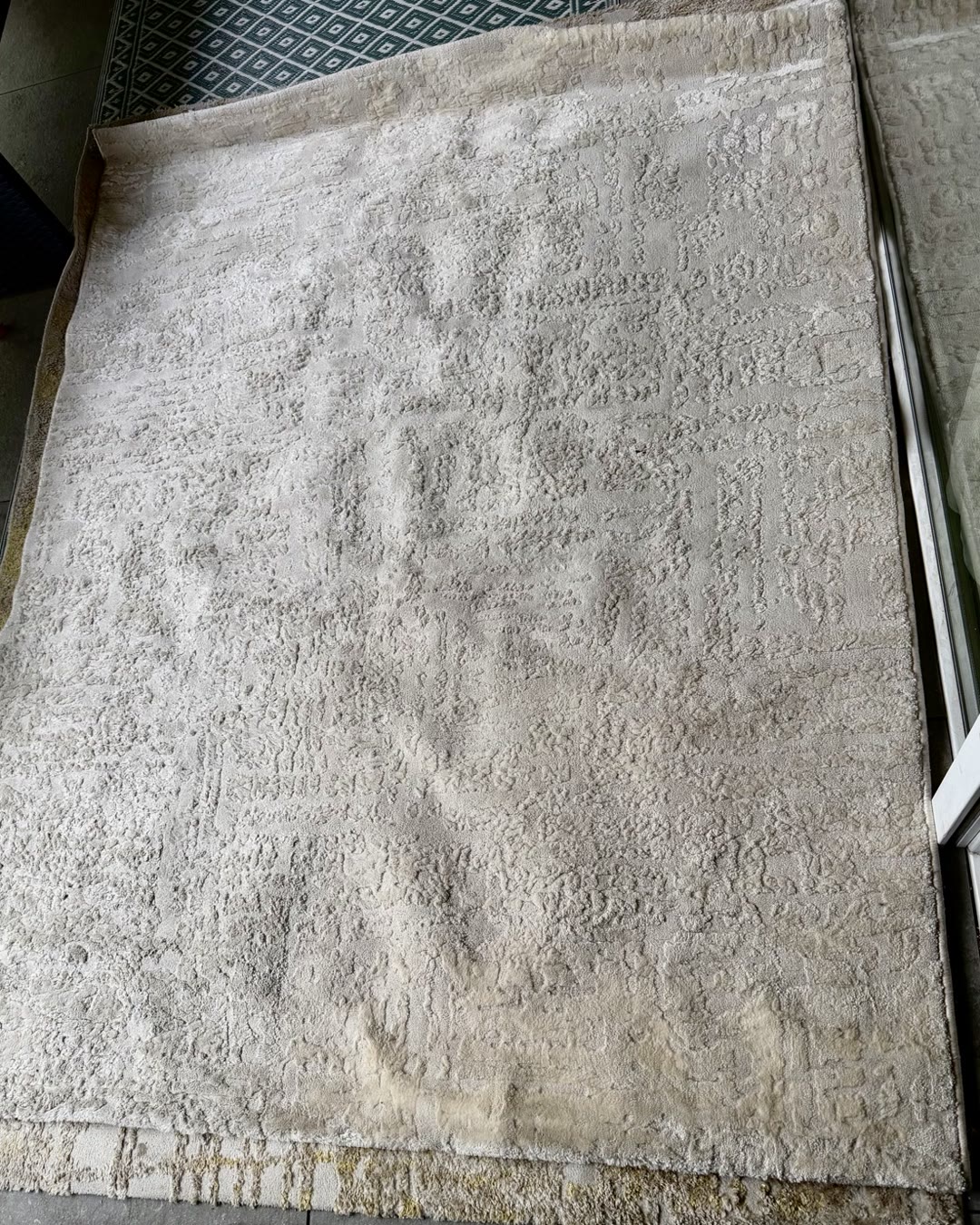 Nettoyage tapis Toulouse : tapis beige à poils en relief avant nettoyage