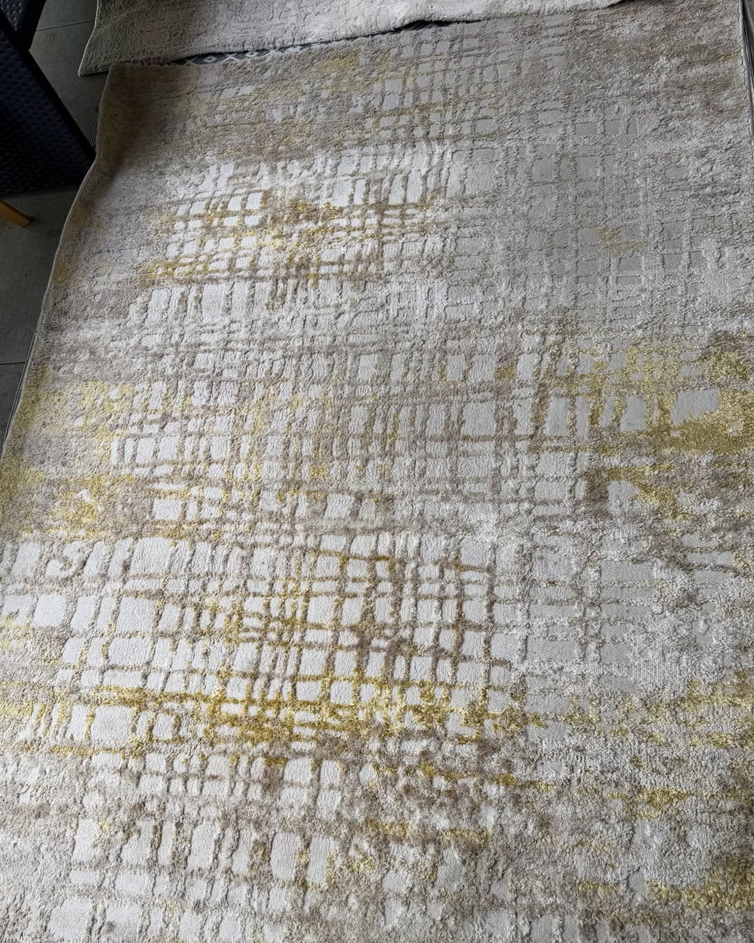 Nettoyage tapis Toulouse : tapis beige et doré à poils longs avant nettoyage