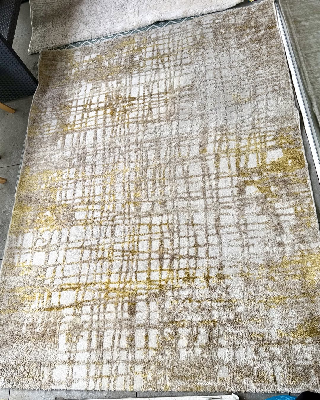 Nettoyage tapis Toulouse : tapis beige et doré à poils longs après nettoyage
