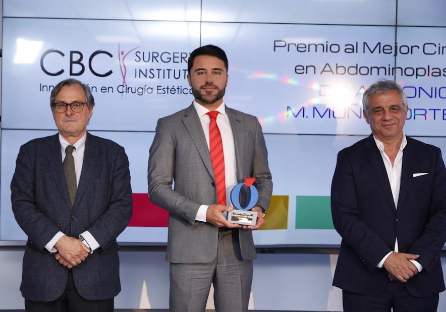 Dr. Muñoz recibiendo premio