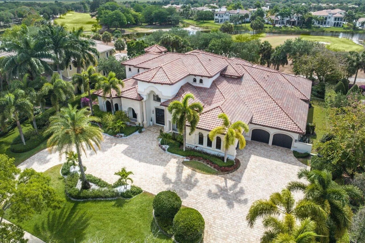 Beautifully clean Florida home exterior