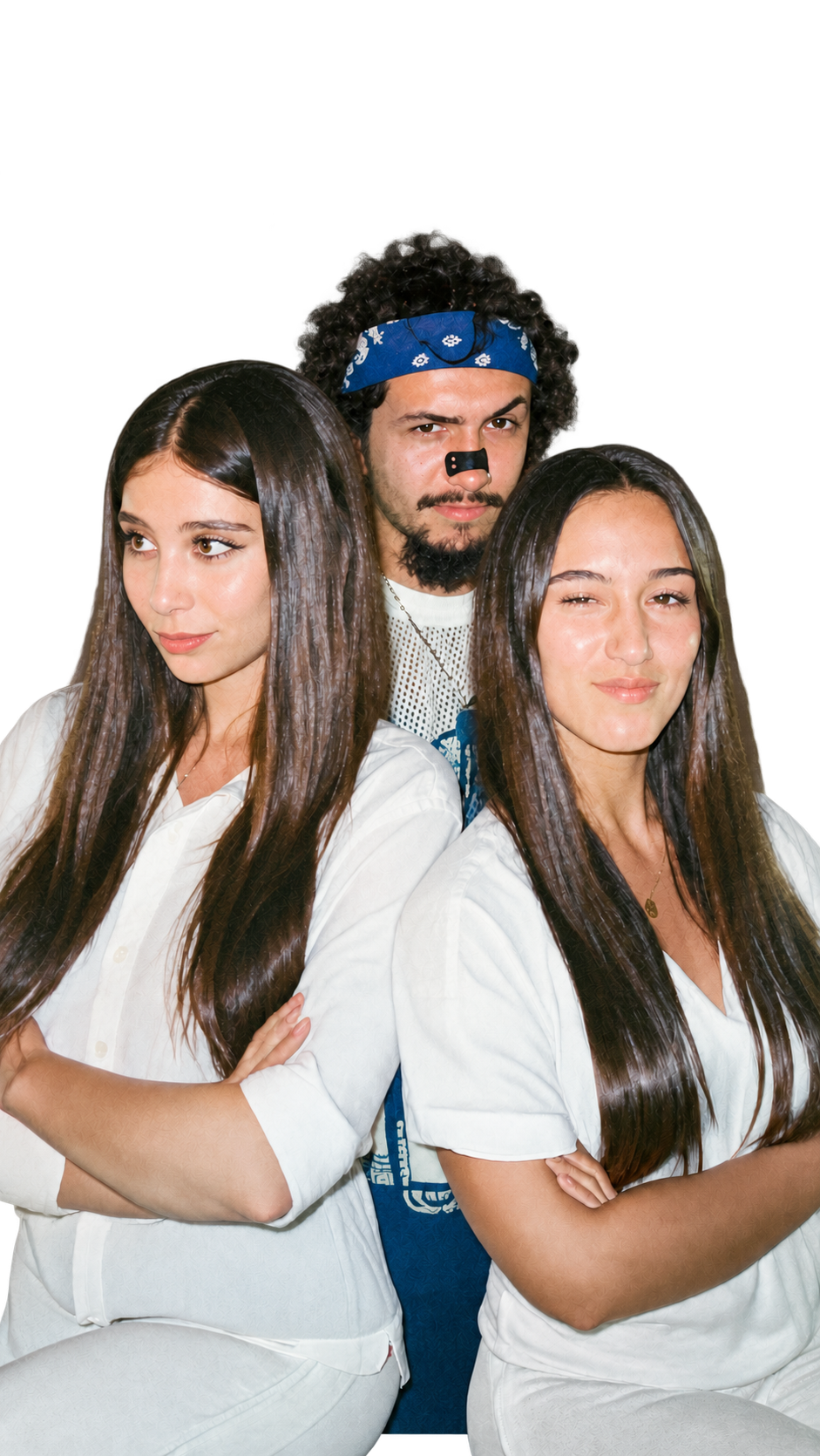 Paul Aragorn junto a dos mujeres