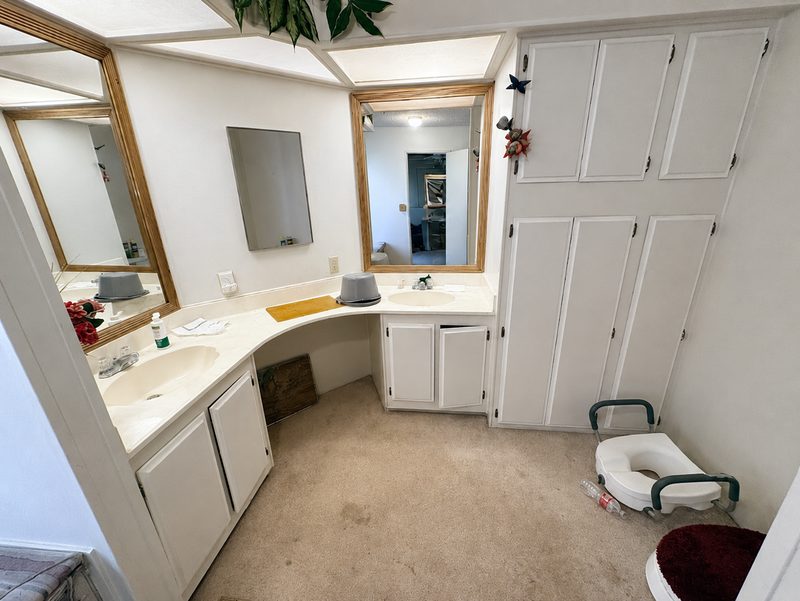 Master bathroom before renovation, Via Santiago