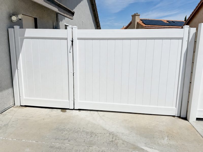Honeybear Ln. - Vinyl fencing &mdash; right