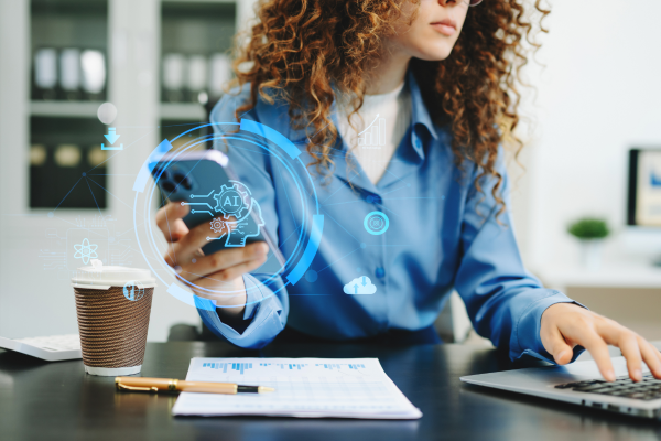 “Mujer emprendedora usando laptop con herramientas digitales; inteligencia artificial y automatización para ahorrar tiempo y mejorar procesos en el negocio.”