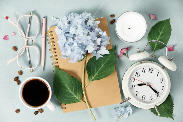“Espacio de trabajo ordenado con agenda y planificación; bienestar emprendedor y productividad sostenible para ejecutar un plan de negocios sin burnout.”