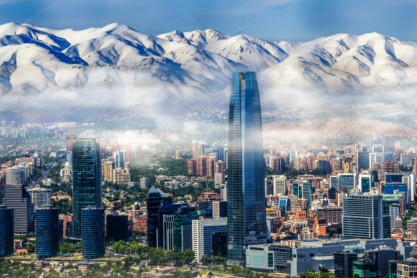 “Skyline de Santiago de Chile con edificios corporativos; crecimiento y oportunidades para emprendedoras en Chile.”