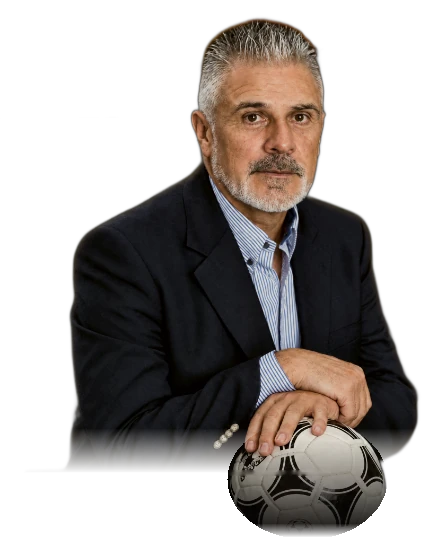 Rubén Rossi con una pelota de fútbol