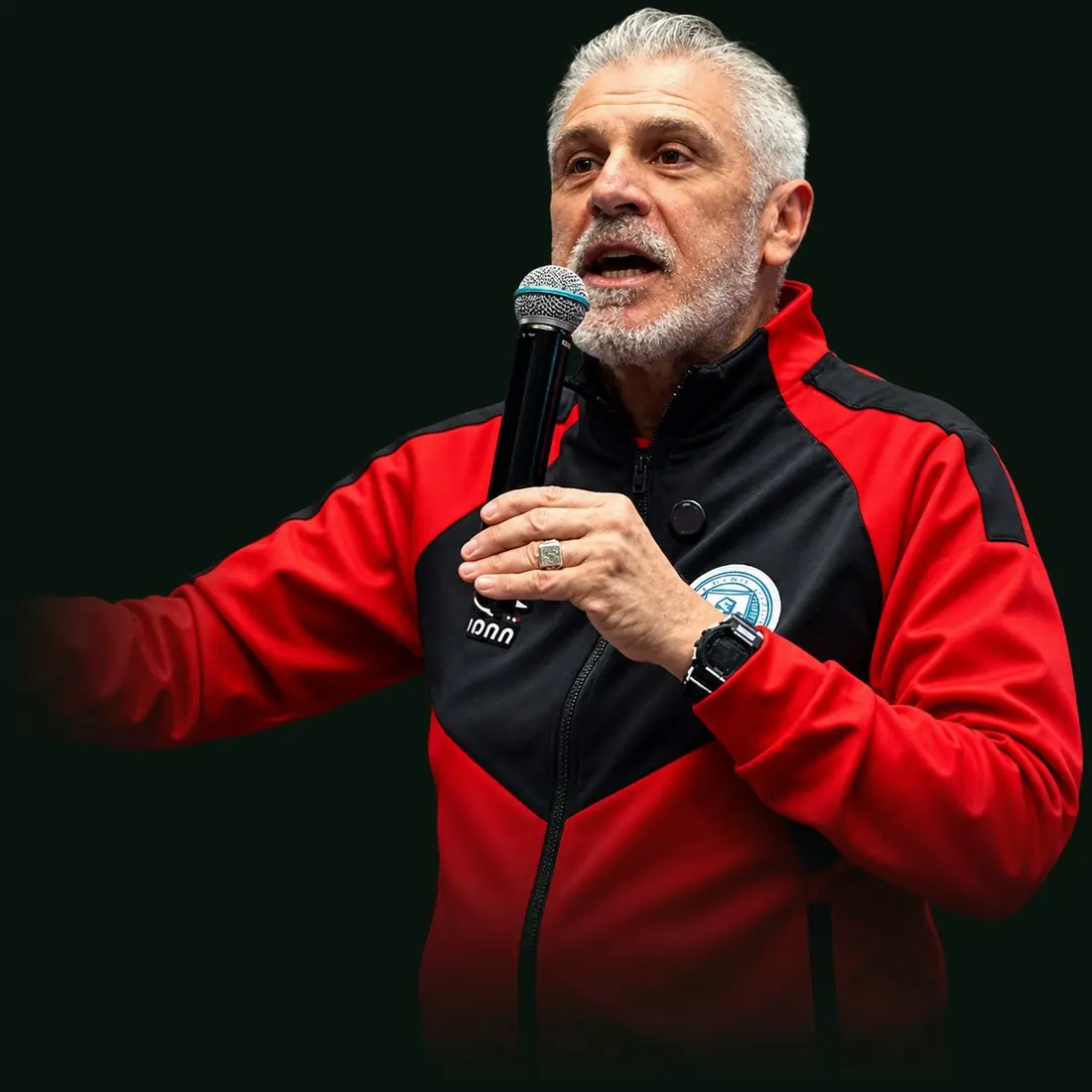 Rubén Rossi dando una charla con micrófono