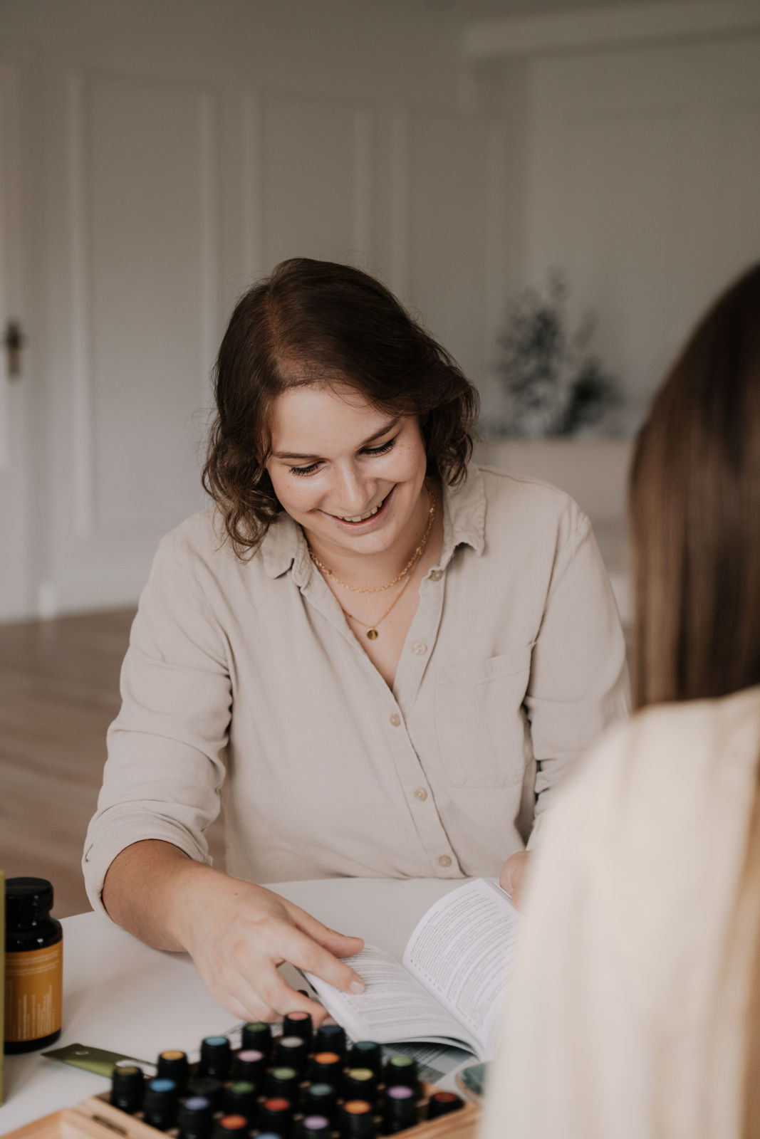 Eine Mutter hält ihr Kind von hinten im warmen Licht