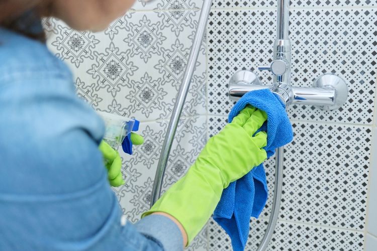 Bathroom cleaning service in an Alta Loma home