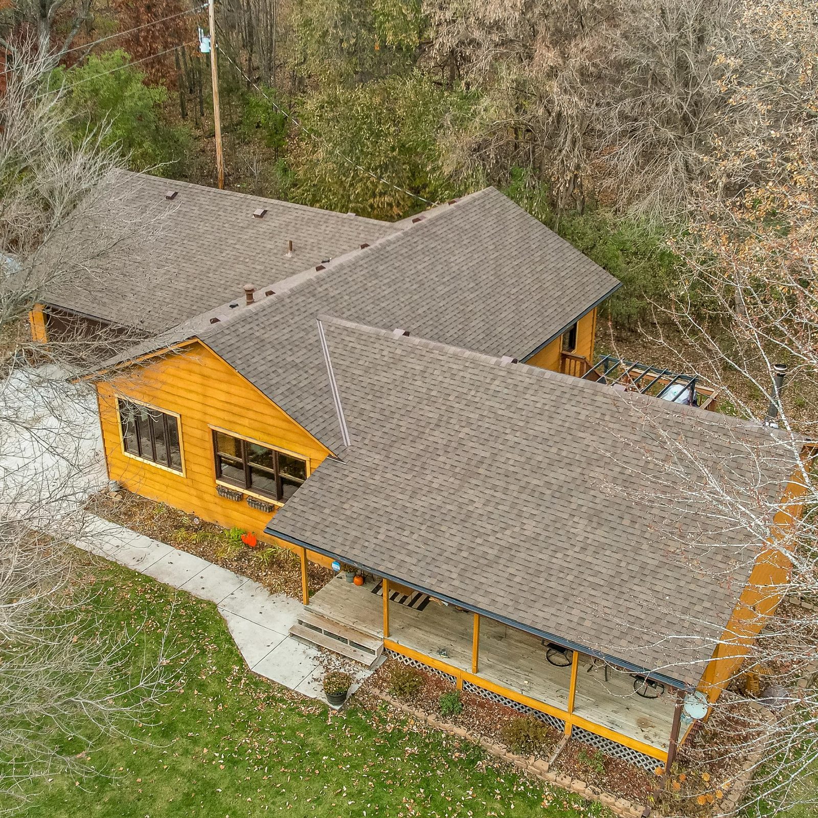 New brown shingle roof on a ranch home