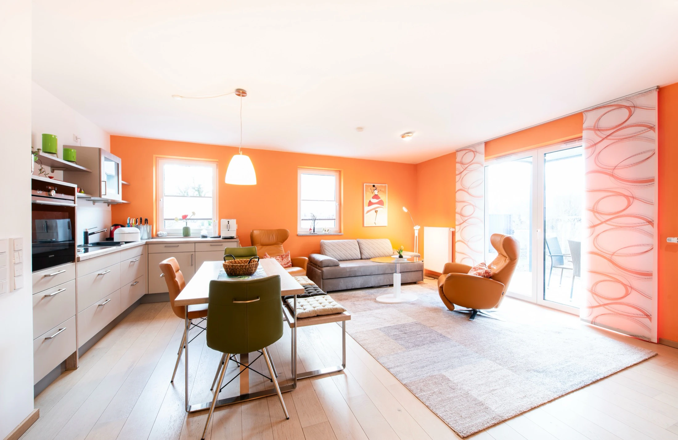 Ansicht des möblierten Apartments Premium Living Bayreuth mit Wohn- und Essbereich