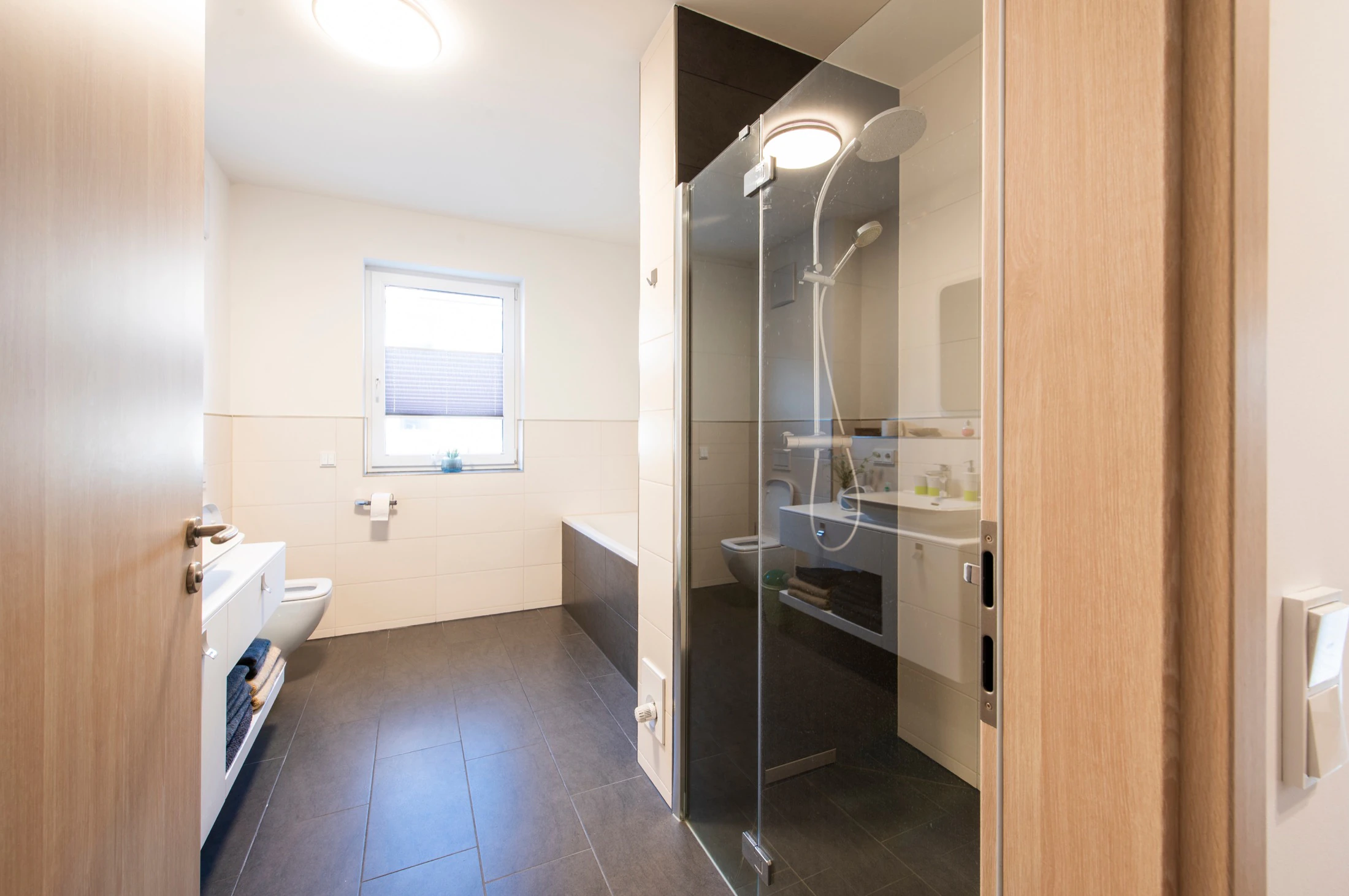 Bad & Gästetoilette – Badezimmer mit Waschtisch & Spiegel