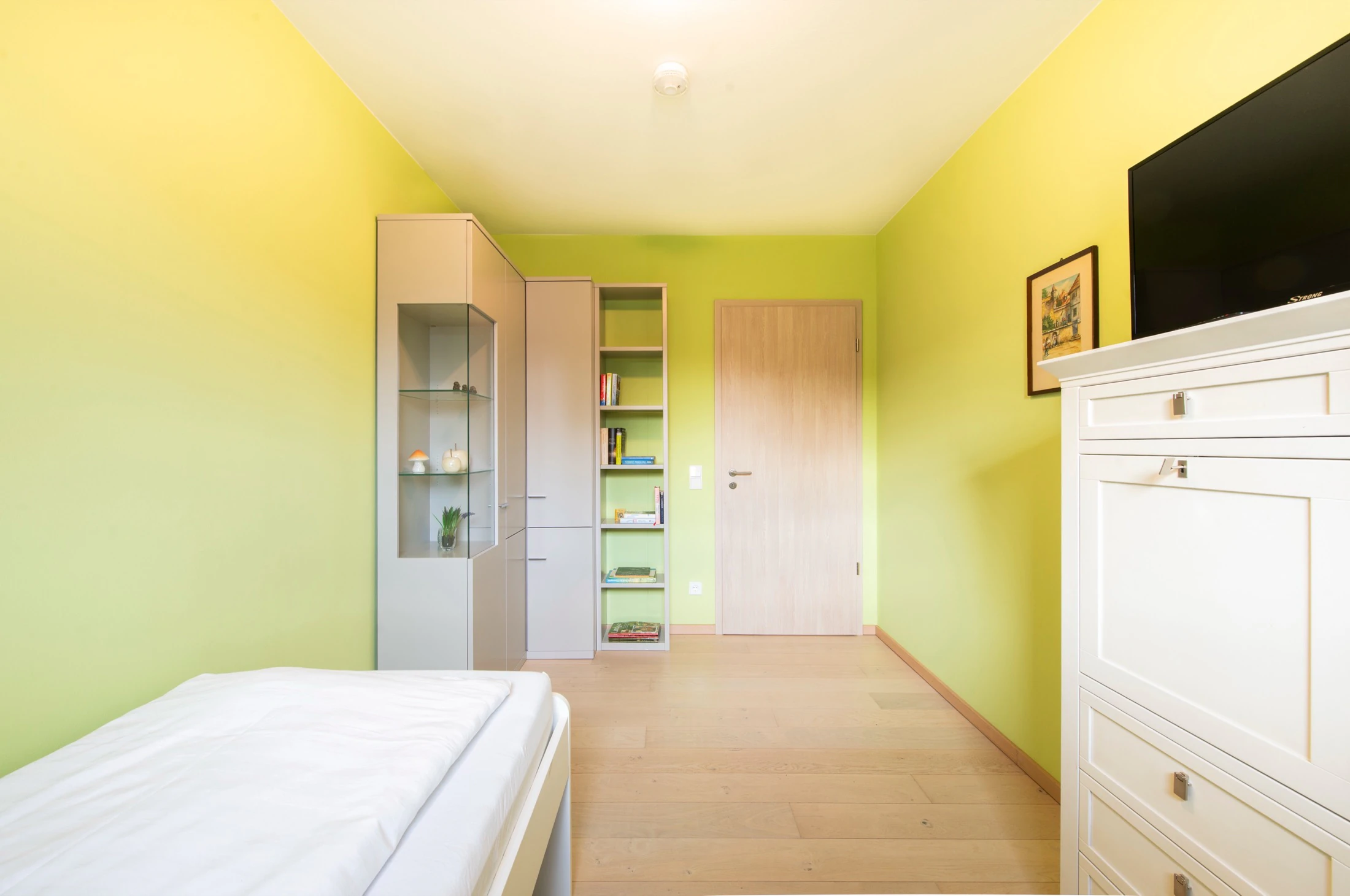 Schlafzimmer – Arbeitsplatz mit Sekretär & TV