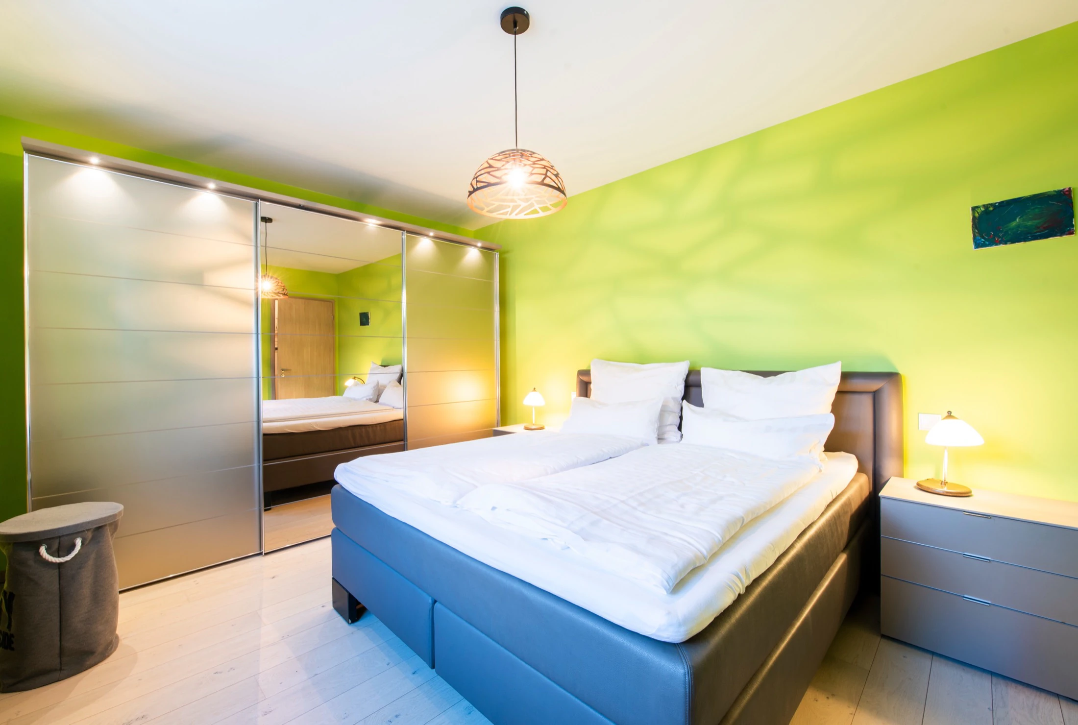 Schlafzimmer – Großer Kleiderschrank im Hauptschlafzimmer