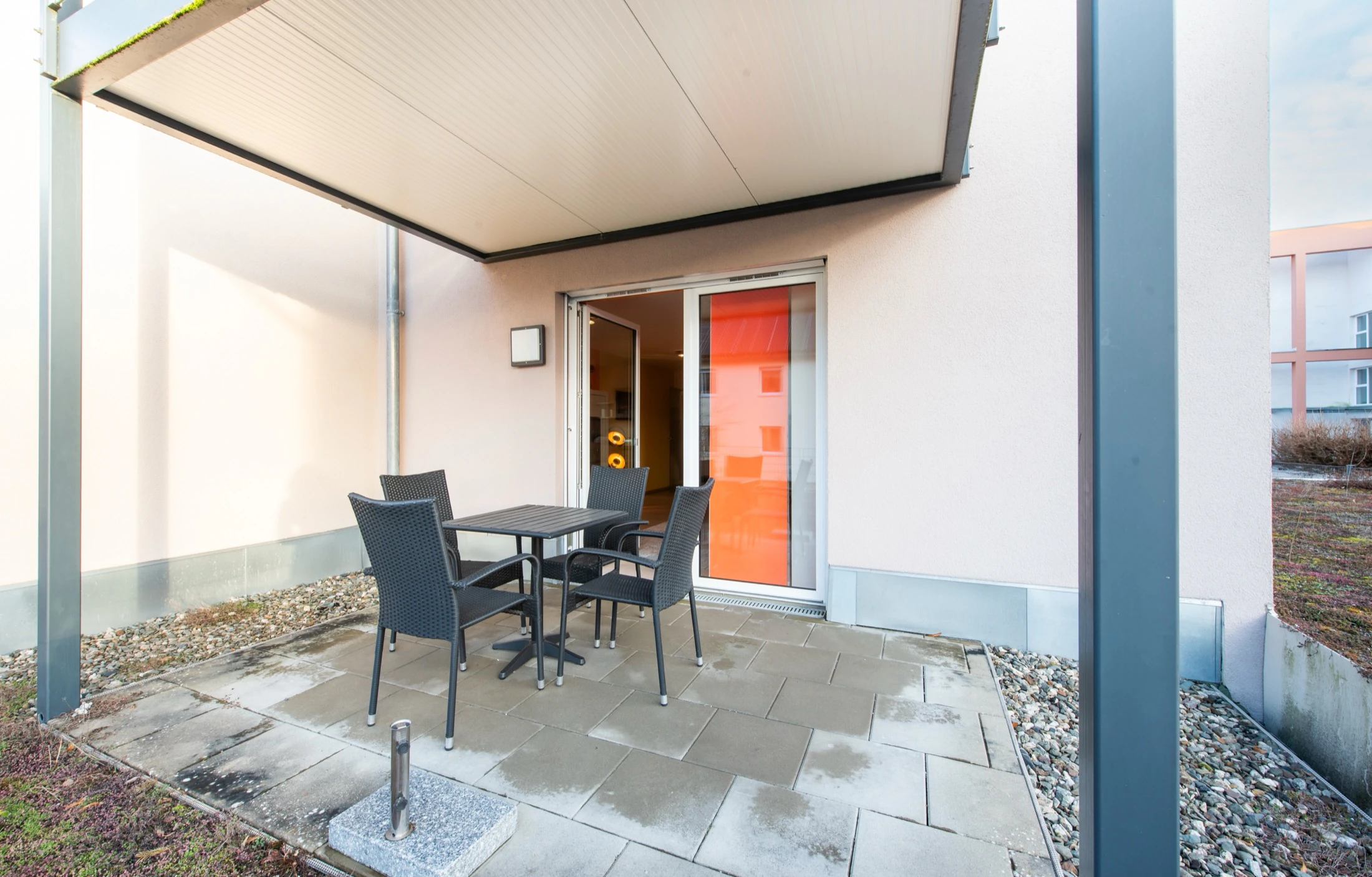 Zugang & Umgebung – Überdachte Terrasse mit Sitzgruppe