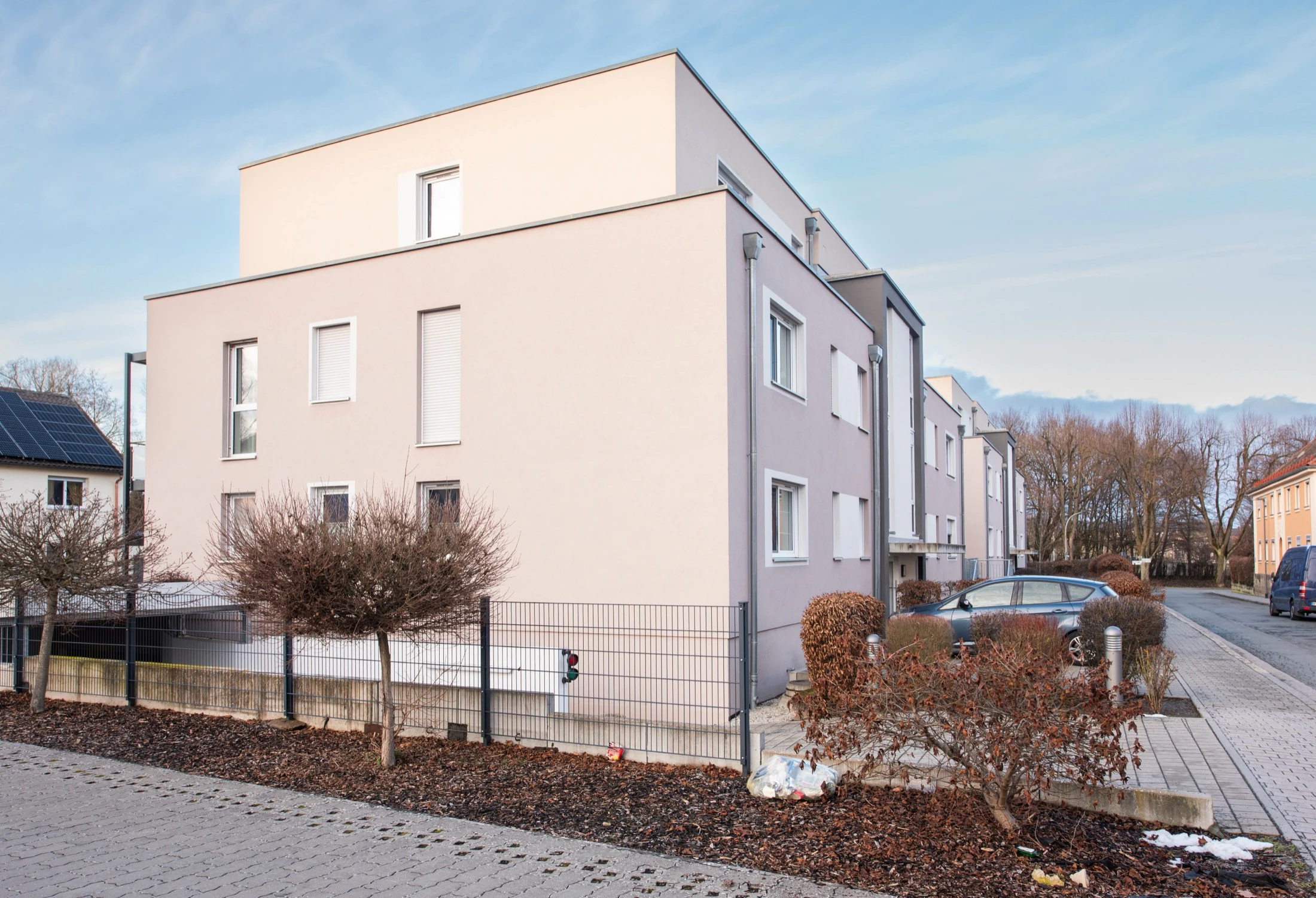 Zugang & Umgebung – Gebäudeansicht & ruhiges Wohnumfeld