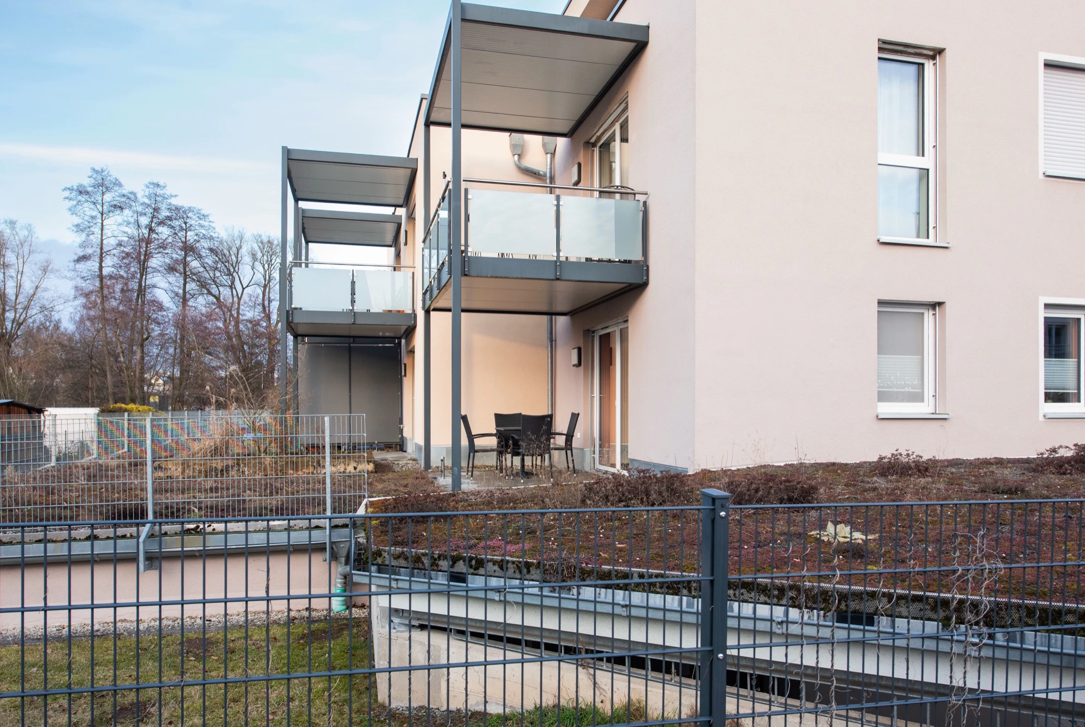 Zugang & Umgebung – Außenansicht mit Terrasse im Hochparterre & PKW-Stellplatz
