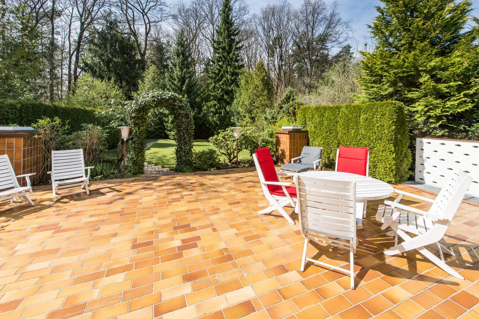 Sonnenterrasse mit Gartenmöbeln