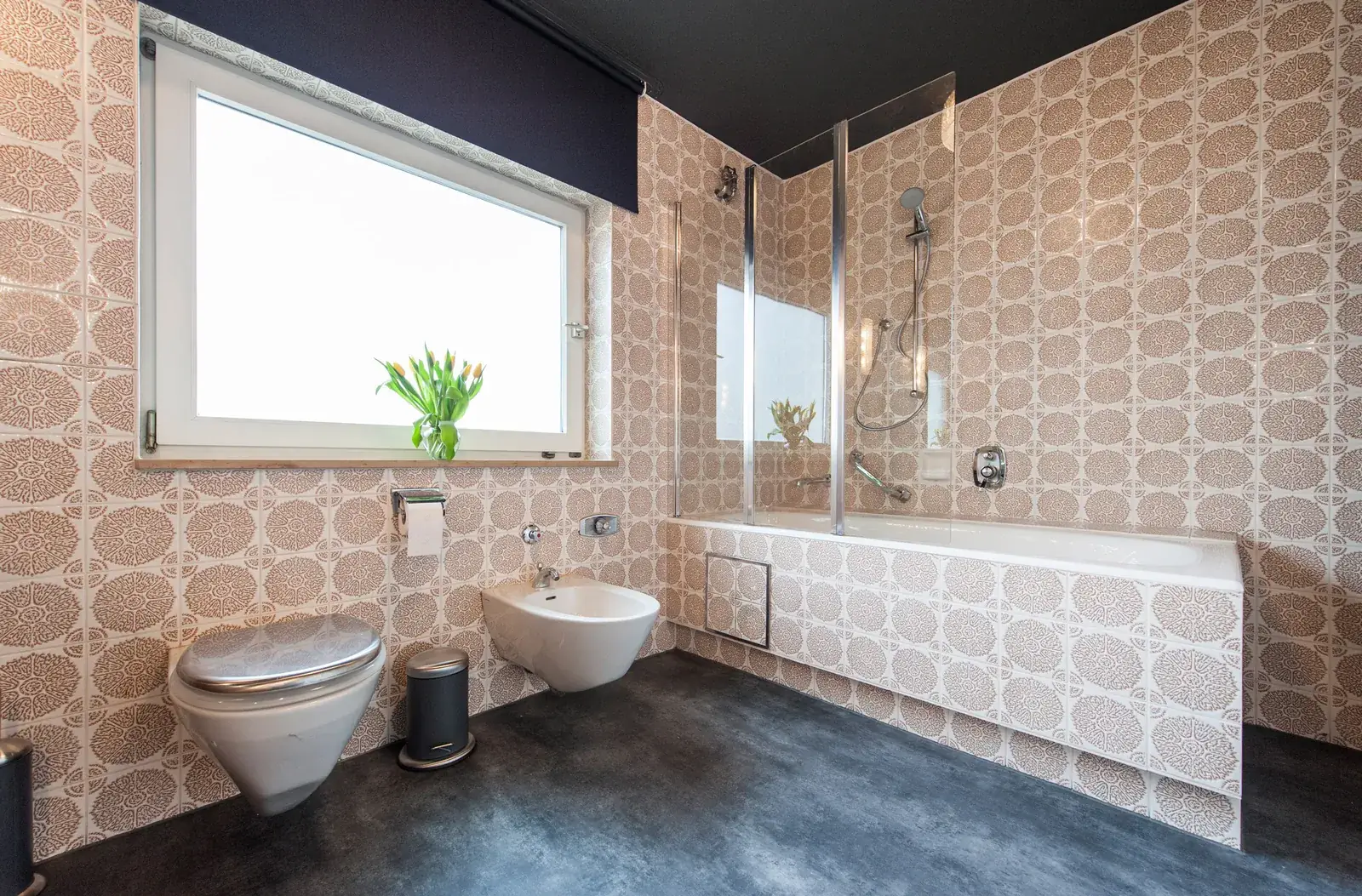 Badewanne mit Duschtrennwand