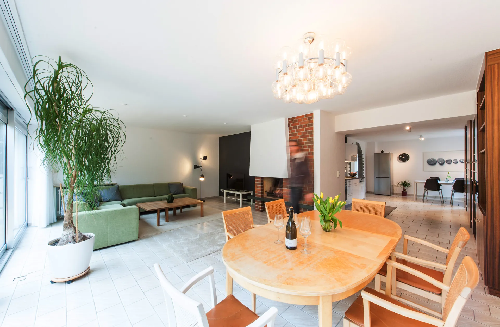 Wohnbereich des Apartments Stockholm mit Esstisch und Blick in den Garten
