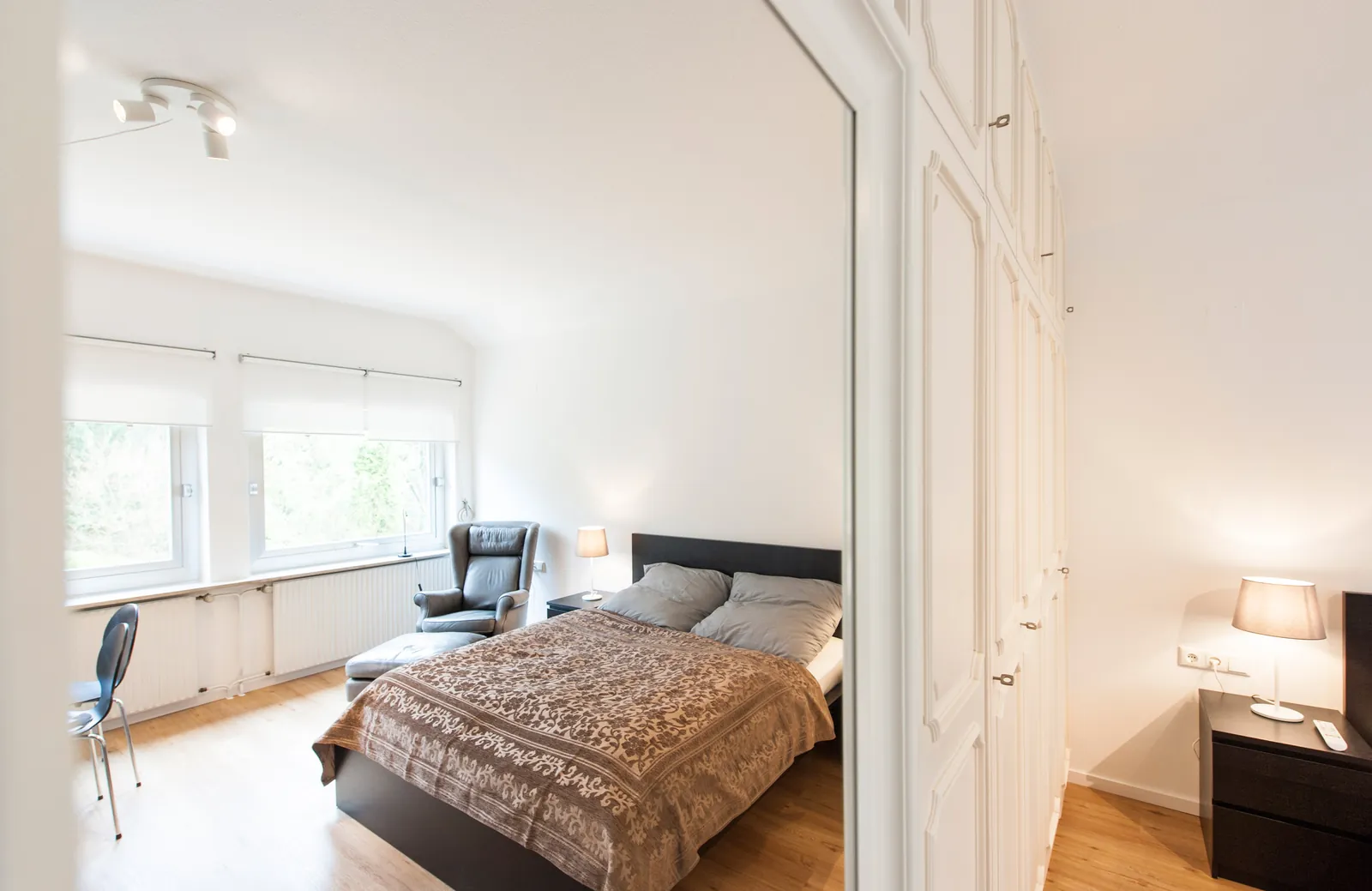 Doppelbett und Ohrensessel
