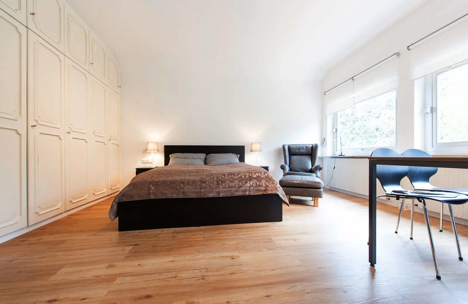 Doppelbett mit Einbauschränken