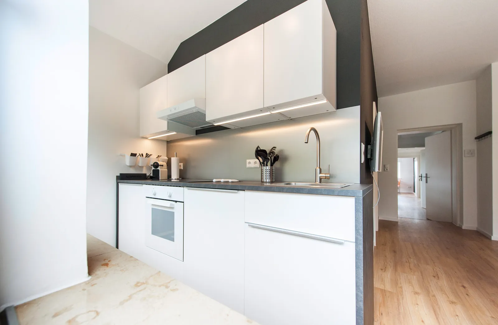 Küche mit Backofen und Spülmaschine
