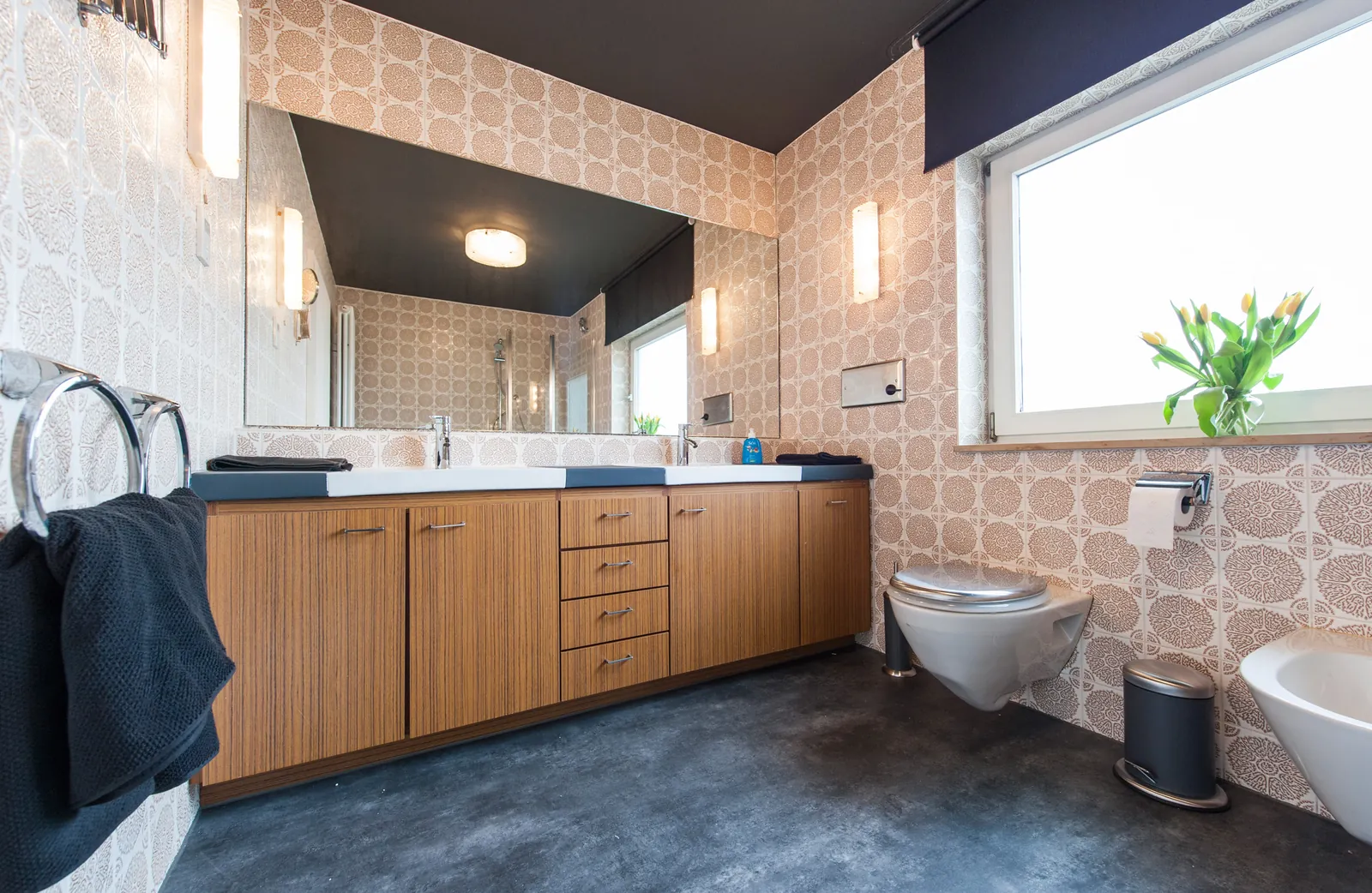 Bad im 70er-Jahre-Design mit zwei Waschbecken