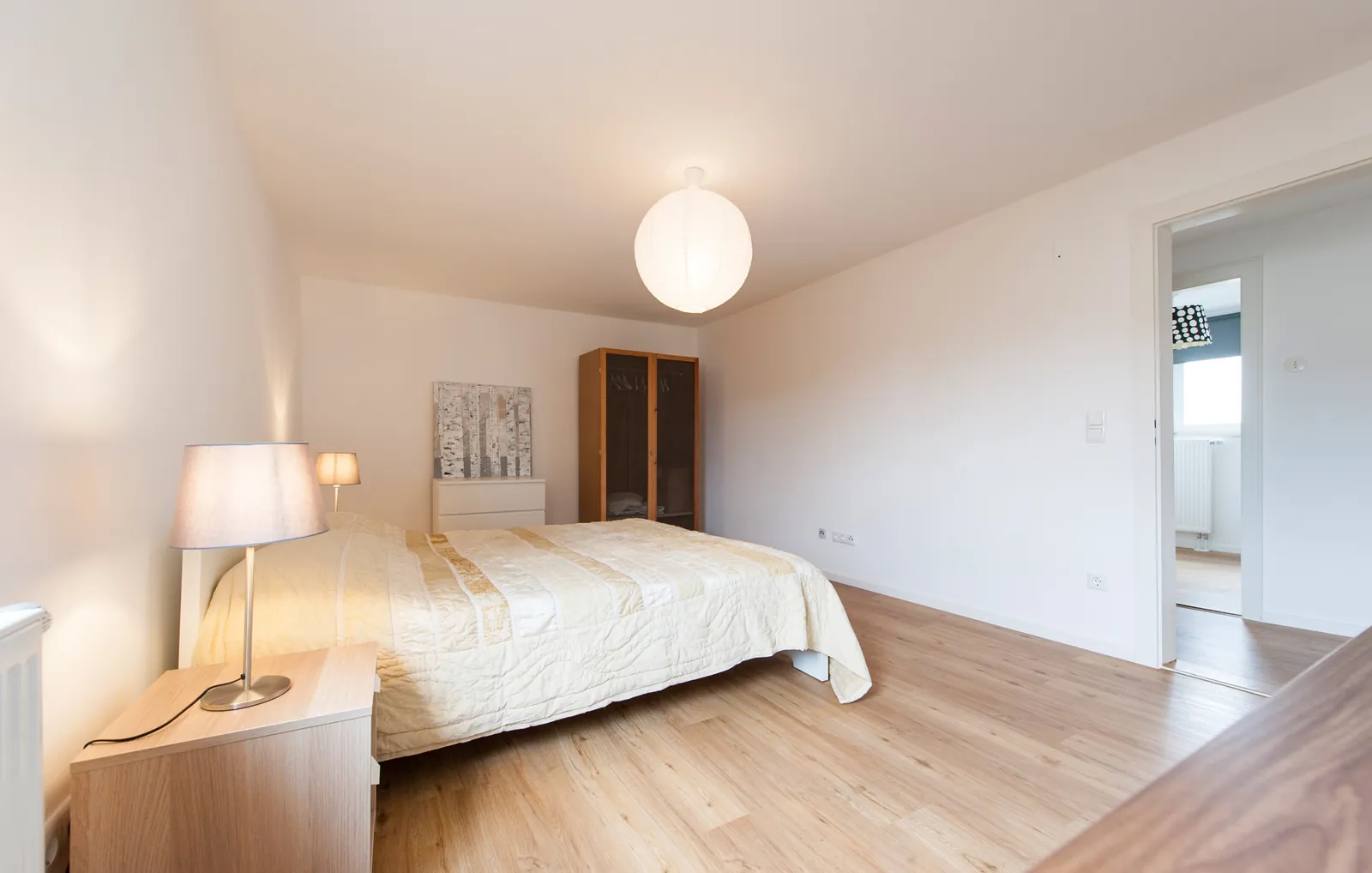 Schlafzimmer 1 mit Doppelbett und Schreibtisch