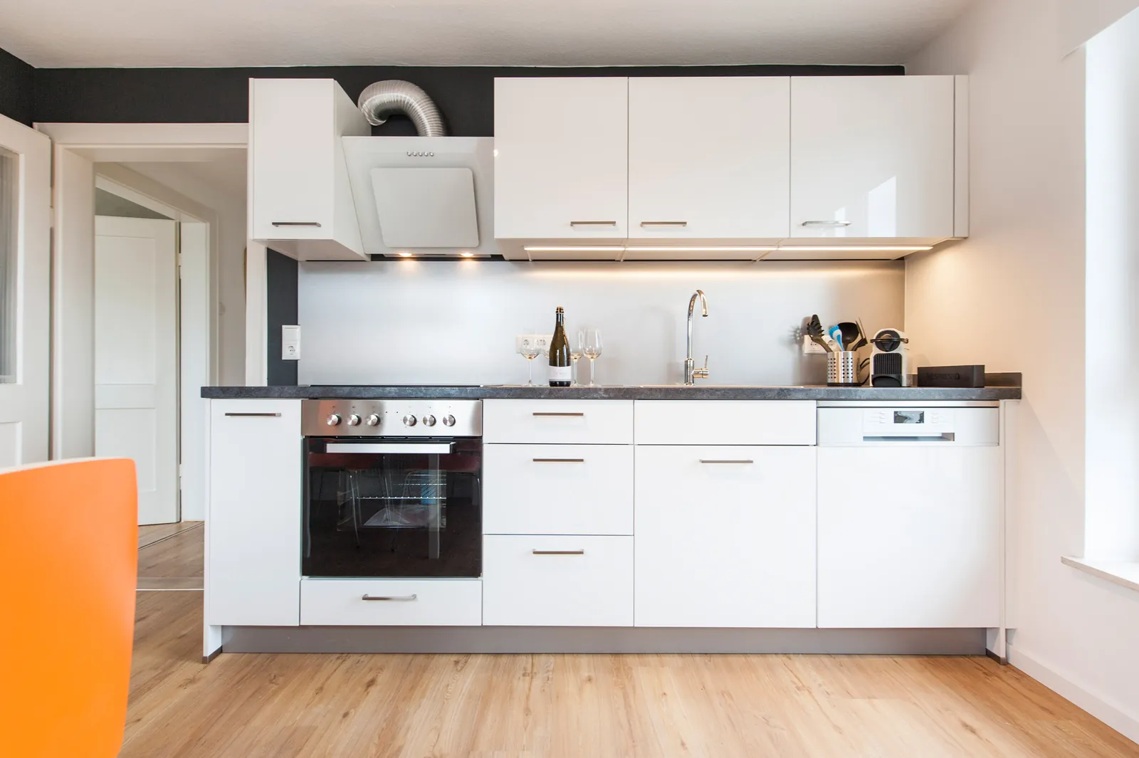 Küchenzeile mit Backofen und Spülmaschine