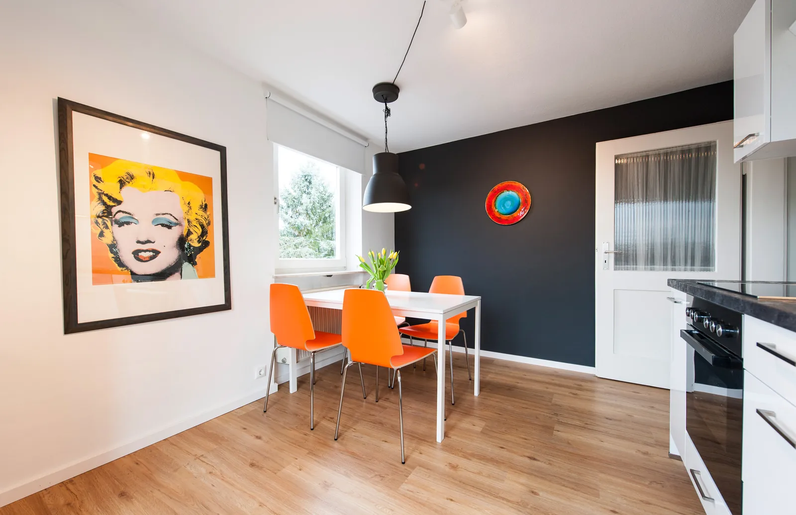 Küche mit Essplatz im Apartment Göteborg
