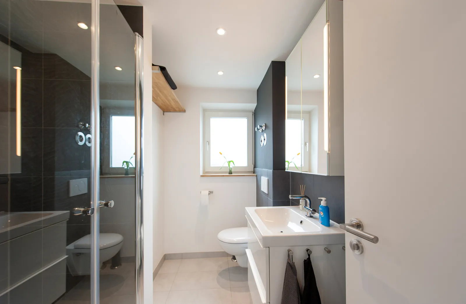 Bad mit Dusche und Waschtisch