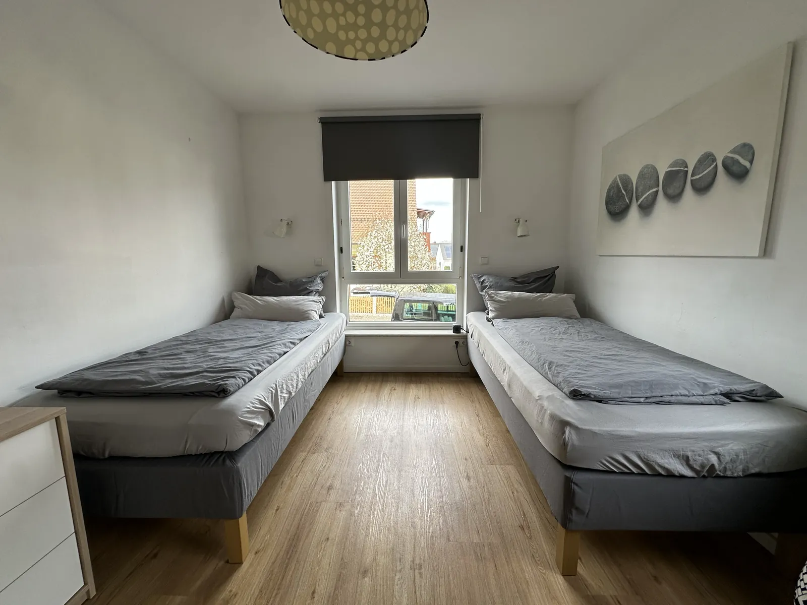 Schlafzimmer 2 mit zwei neuen Einzelbetten