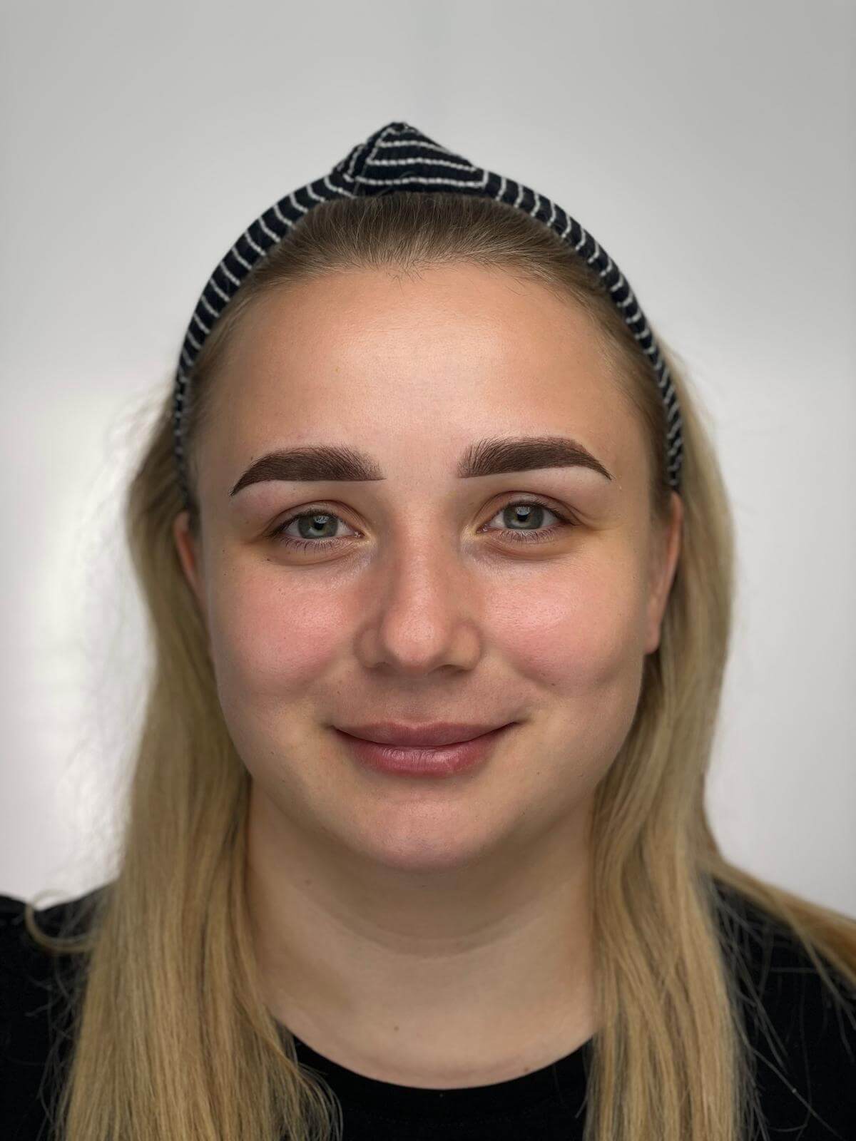Natürliches Vorherbild aus seitlicher Perspektive – PMU-Augenbrauen und Lippen vorher