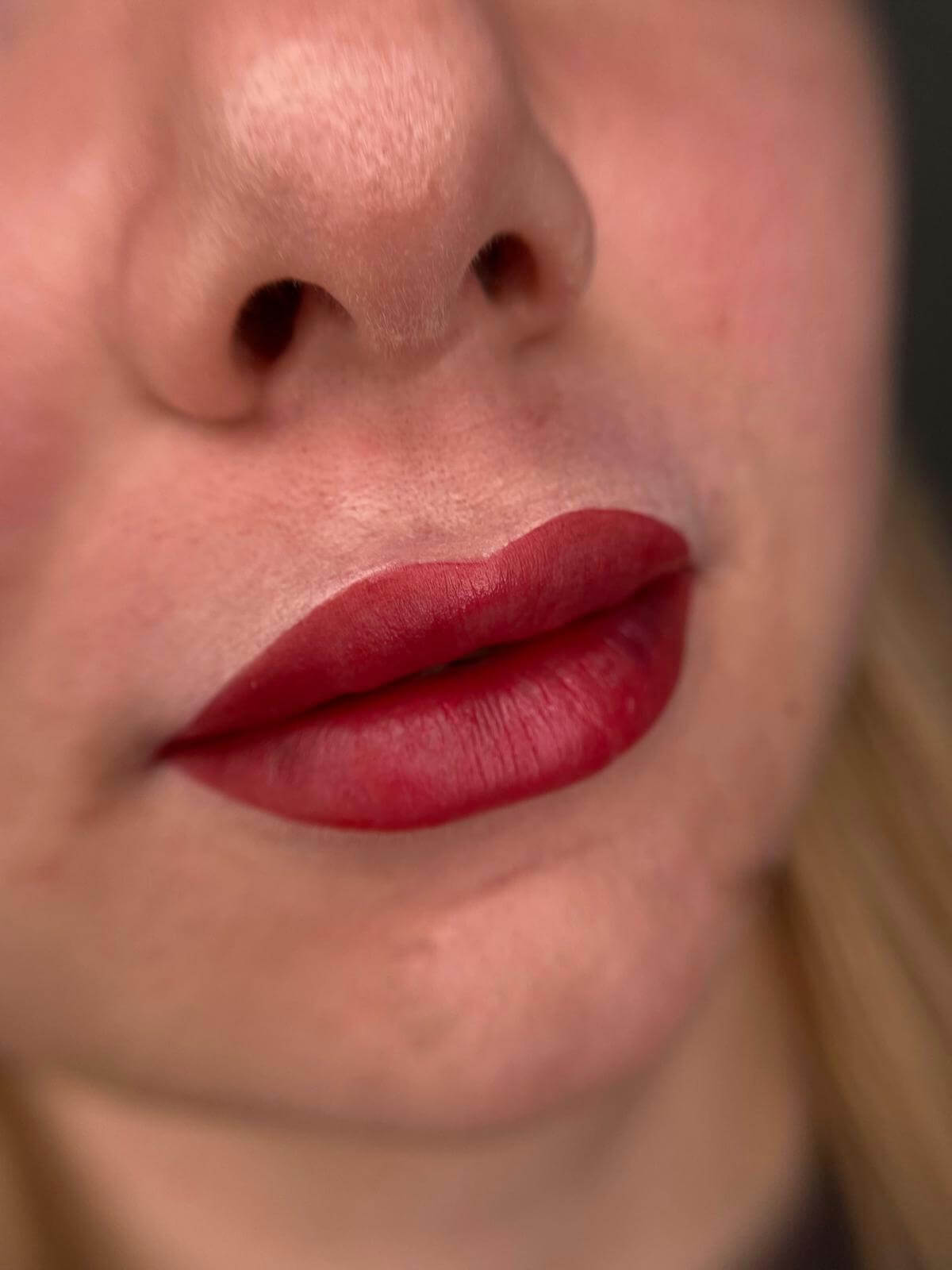 Abgeheiltes Ergebnis einer Lippenpigmentierung – intensive Farbe und definierte Form