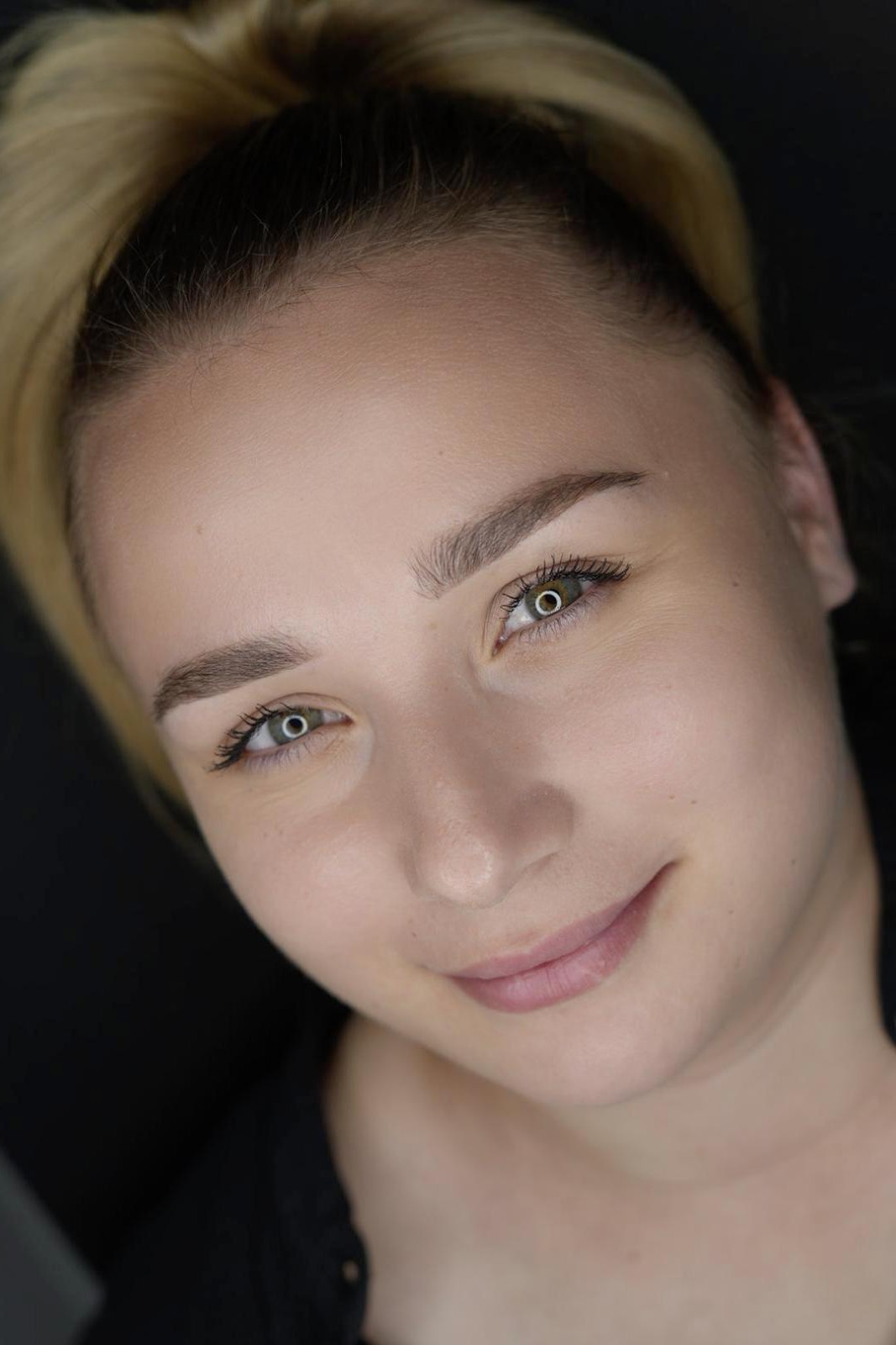 Abgeheiltes Ergebnis einer Powder Brows Behandlung – symmetrische, dezente Augenbrauen bei blonder Frau