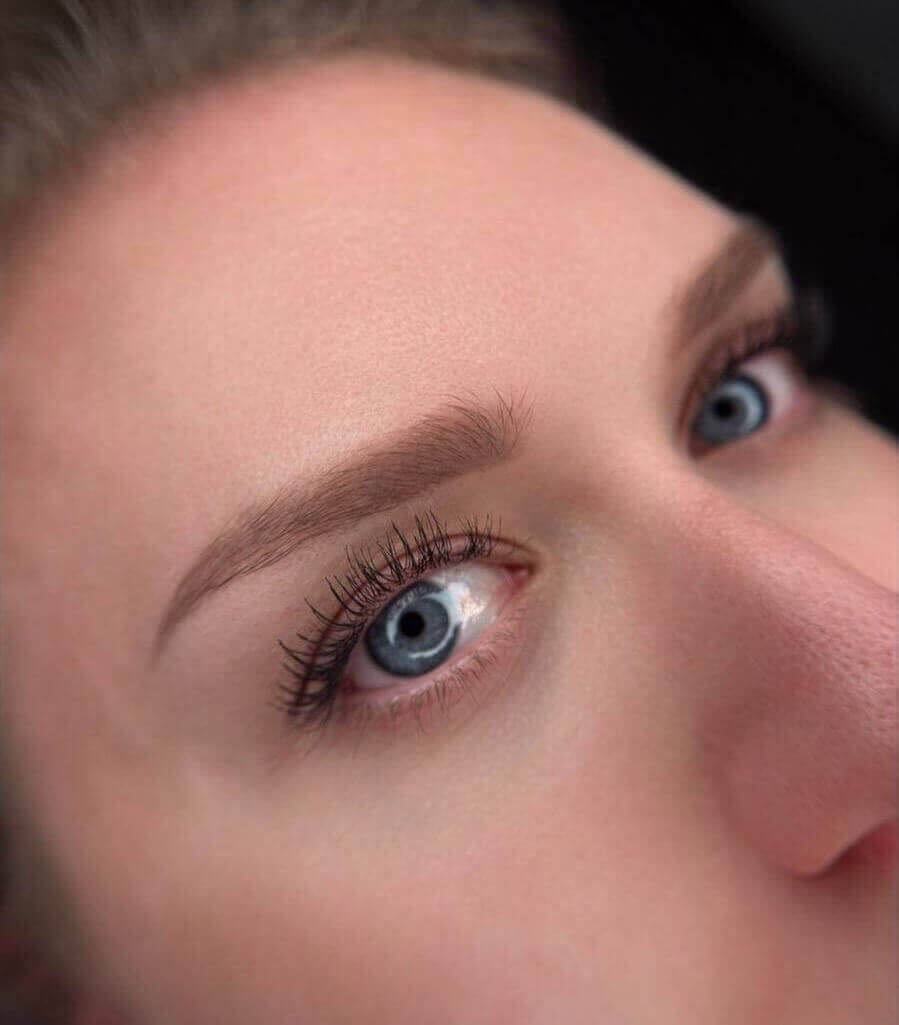 Abgeheiltes Ergebnis einer Powder Brows Behandlung – symmetrische, dezente Augenbrauen bei blonder Frau“