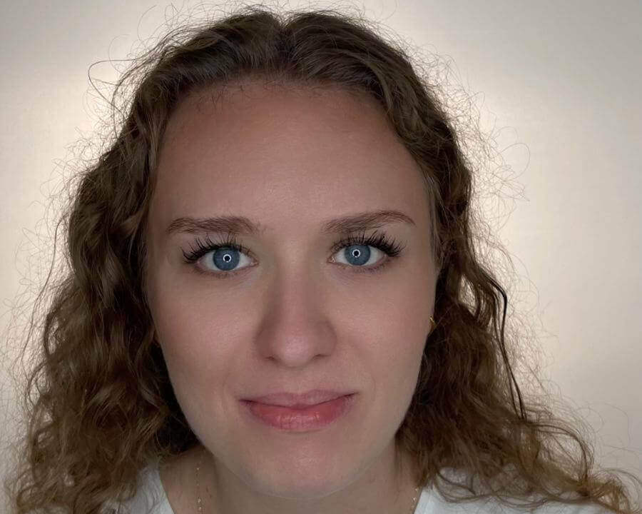 Ungeschminktes Portrait einer Kundin vor der Behandlung – natürliche Schönheit im Fokus