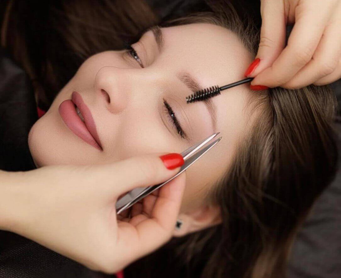 Professionelles Browlifting mit perfekter Form – Xenia Frank Permanent Make-up für typgerechte Augenbrauen.