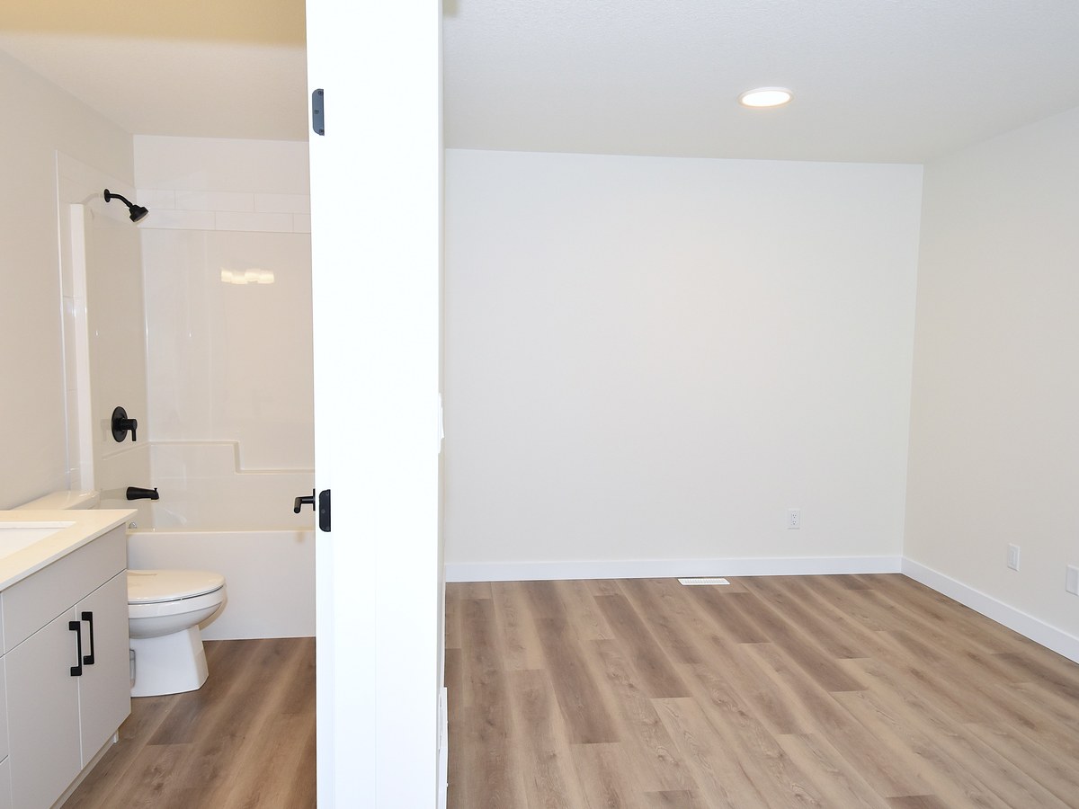 The Whole Home at 2131 5 Avenue SW, Alces, Edmonton, AB in the Alces community photo 33