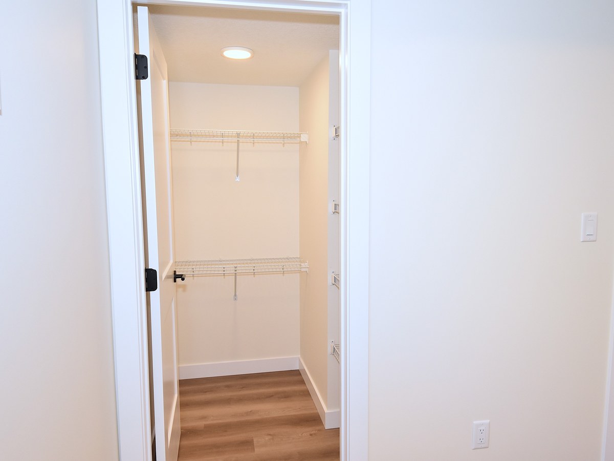 The Lower Suite at 2131 5 Avenue SW, Alces, Edmonton, AB in the Alces community photo 16