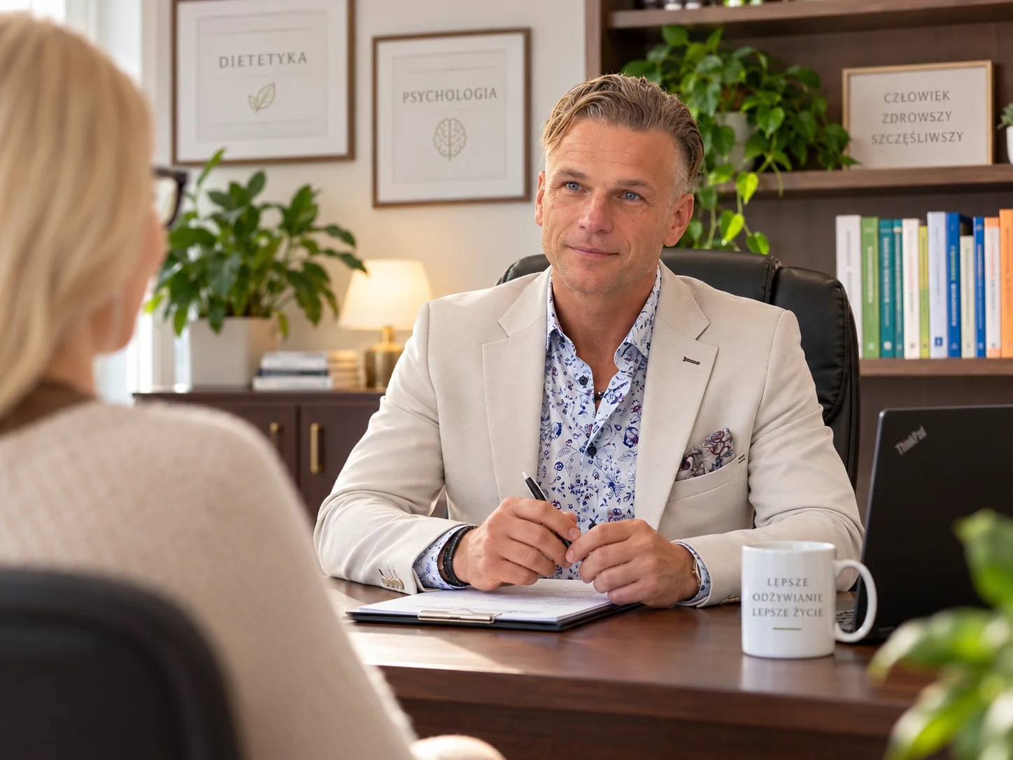 Wojciech Duch podczas rozmowy w gabinecie