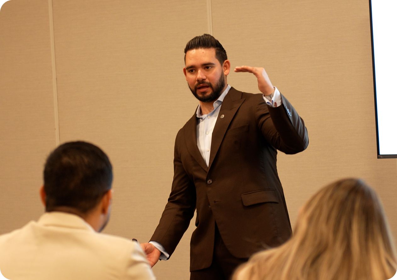 Rolando Núñez dando el taller presencial en Miami