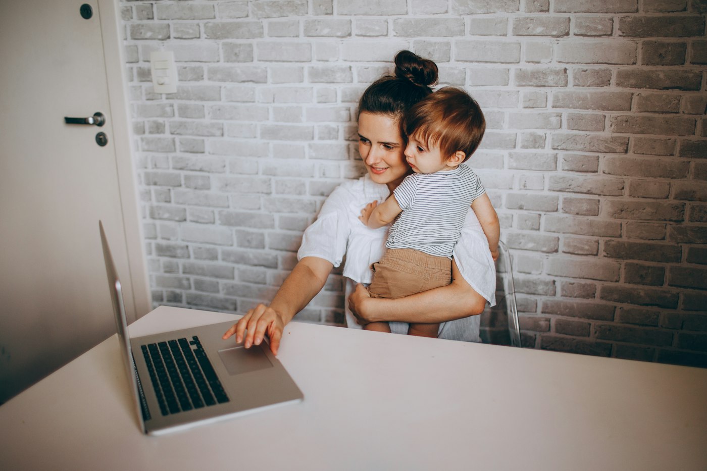 Mutter mit Kind am Laptop
