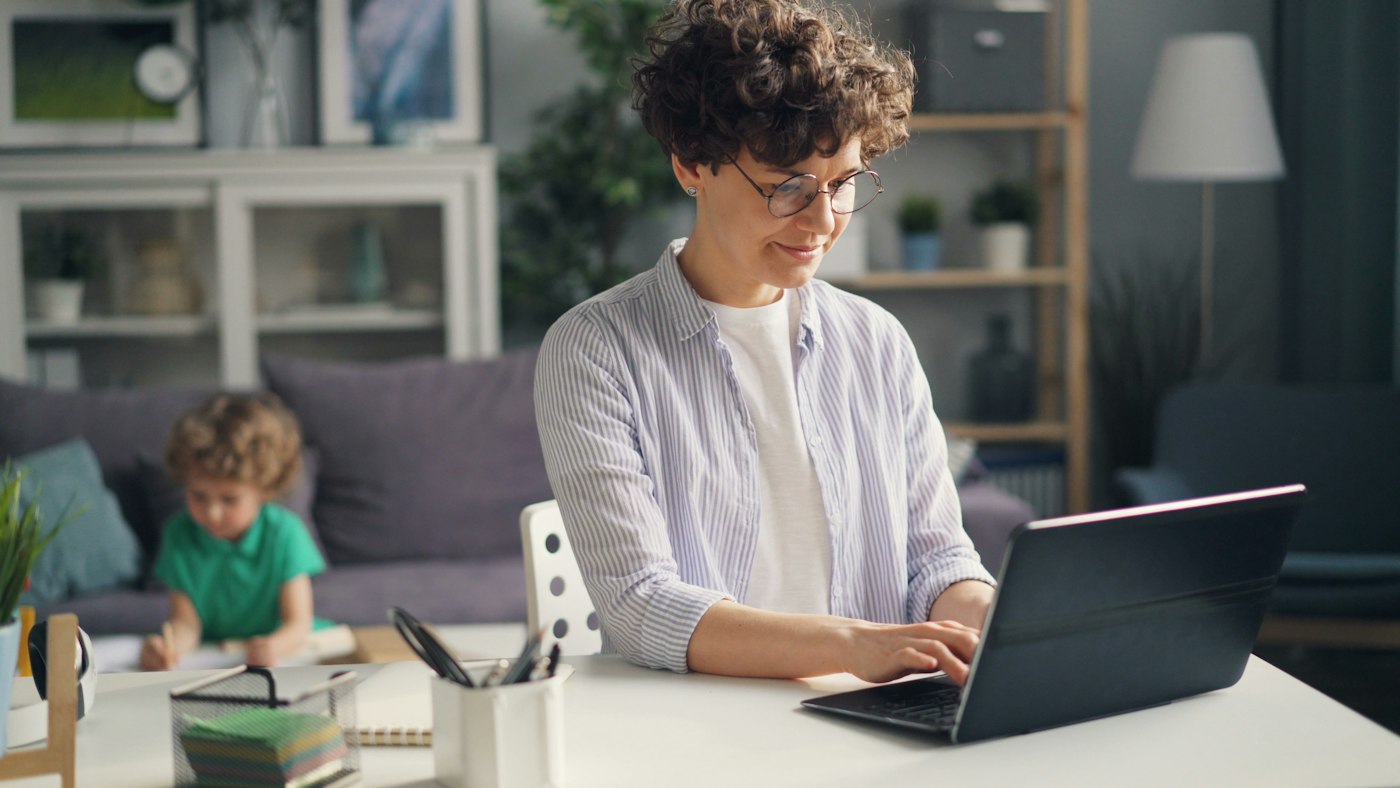 Frau am Laptop