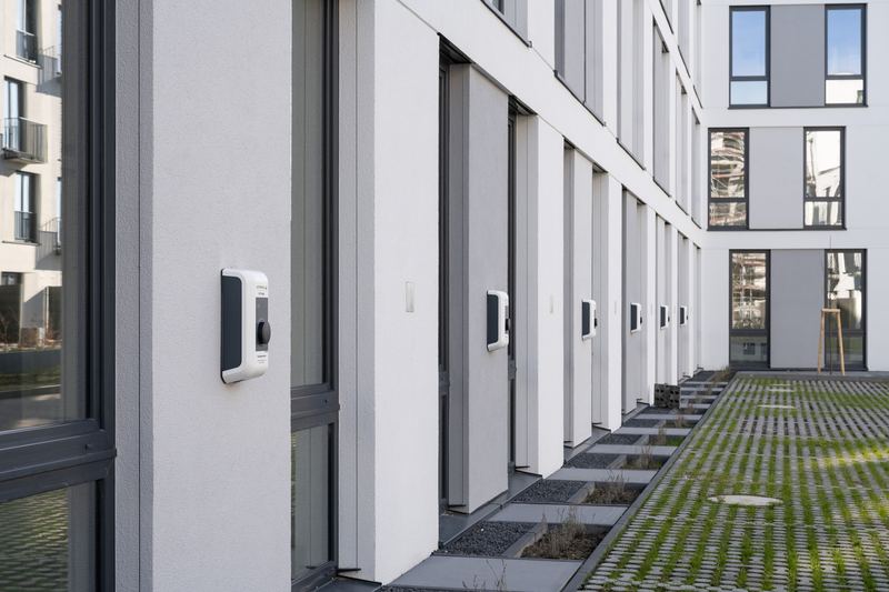 Fassadendetail mit begrüntem Innenhof