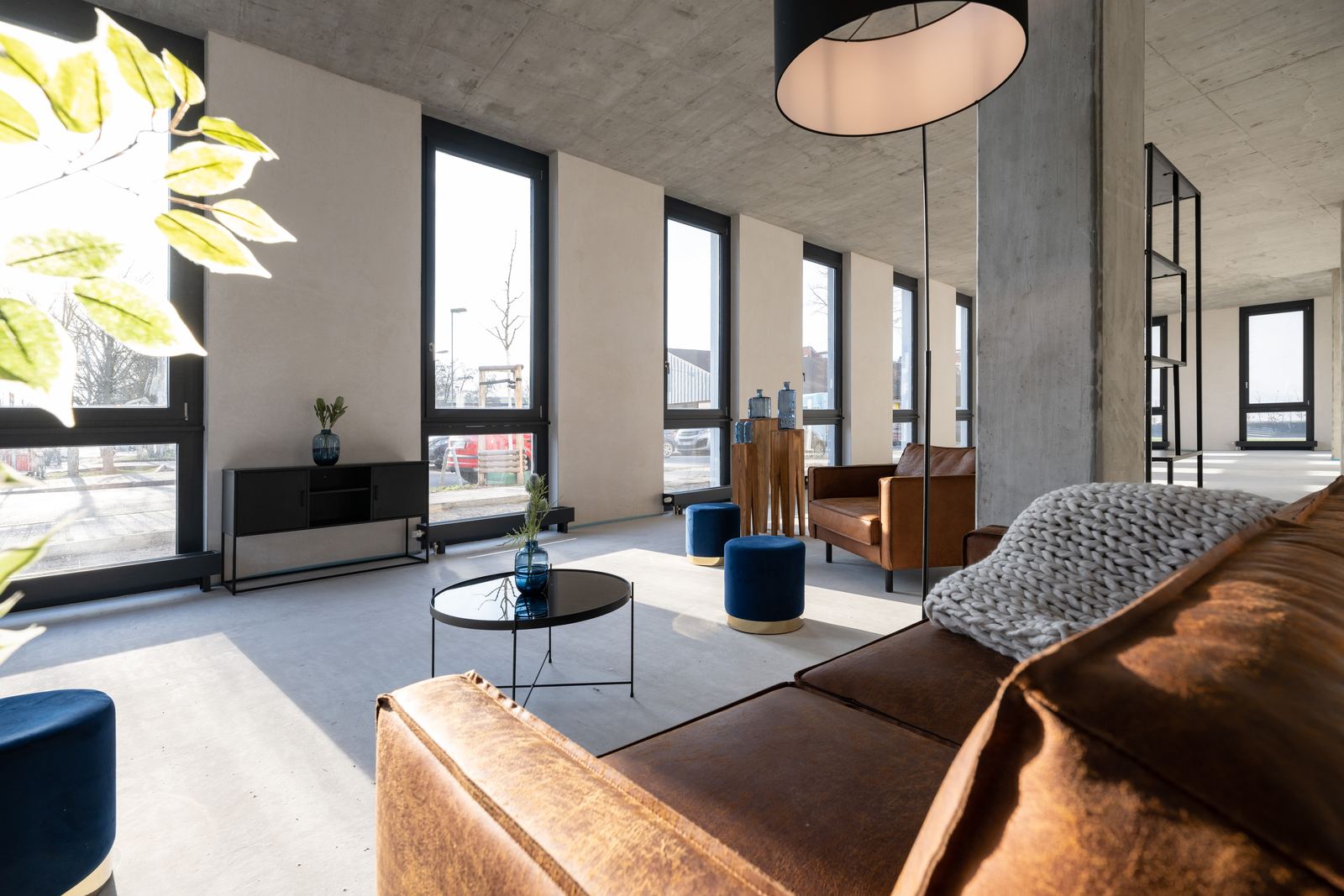 Lounge im Kabelwerk mit Pflanzen und Sitzecke